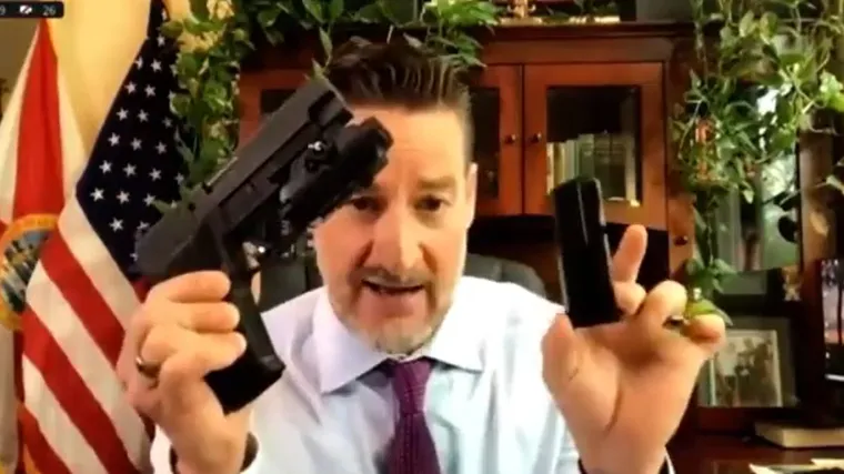 VIDEO Nakon &scaron;to je u pucnjavi u SAD-u poginulo jo&scaron; 3 ljudi, republikanac mahao oružjem pred Kongresom