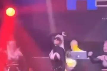 Jelena Karleuša pjevala u Zagrebu: Njezina opravica ukrala show, a dodatne probleme joj stvarale bujne grudi