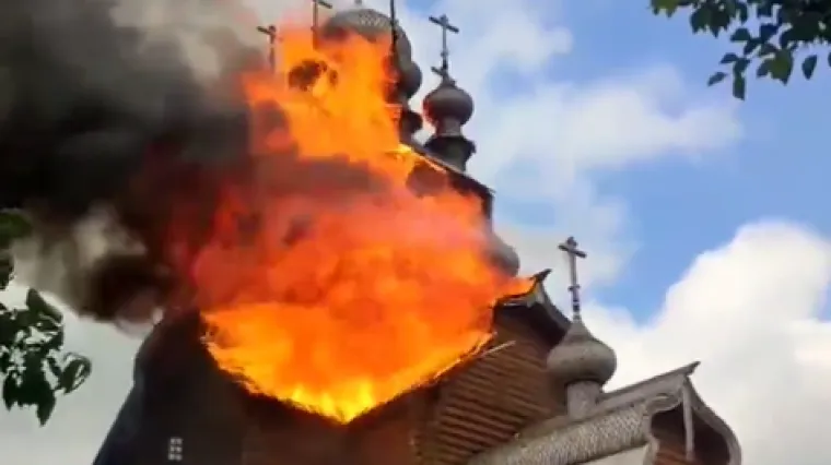 VIDEO U Ukrajini planuo drveni samostan u kojem se skrivalo 300 ljudi. Četiri osobe umrle, Rusi sve negiraju