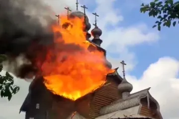VIDEO U Ukrajini planuo drveni samostan u kojem se skrivalo 300 ljudi. Četiri osobe umrle, Rusi sve negiraju
