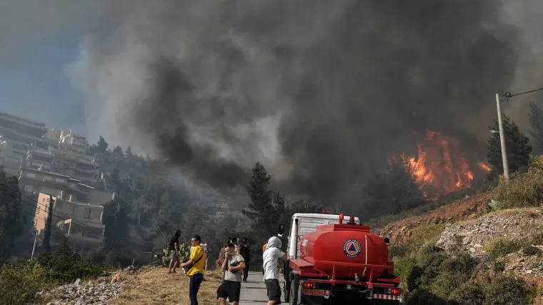 &Scaron;umski požar zahvatio područje blizu Atene: Nad južnim predjelima grada vide se oblaci dima, stradale kuće i auti