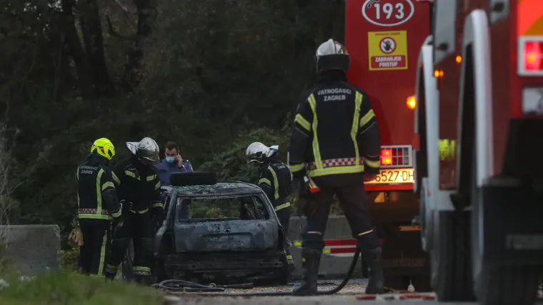 Noćas gorio skupocjeni BMW na svega stotinjak metara od policije na Tre&scaron;njevci. Sumnja se da je požar podmetnut