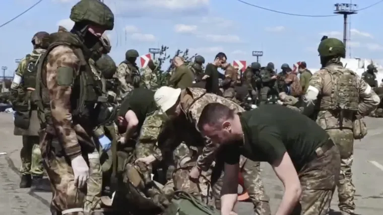 Ukrajinci u kontaktu su sa zarobljenim borcima iz Azovstala. Rusi poručili da bi ih mogli pogubiti