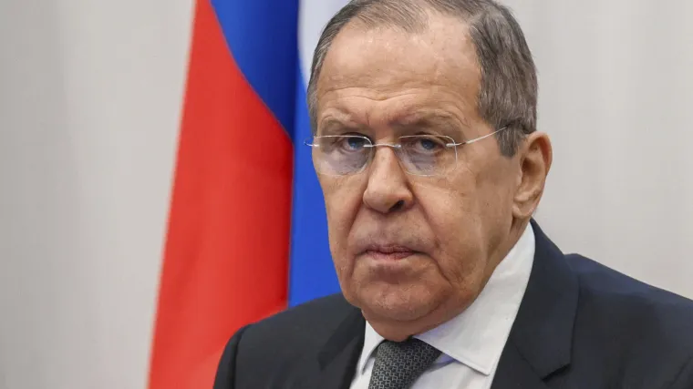 Lavrov u Srbiju dolazi pod velikim pritiskom. Tri zemlje mu zabranile prelet preko teritorija