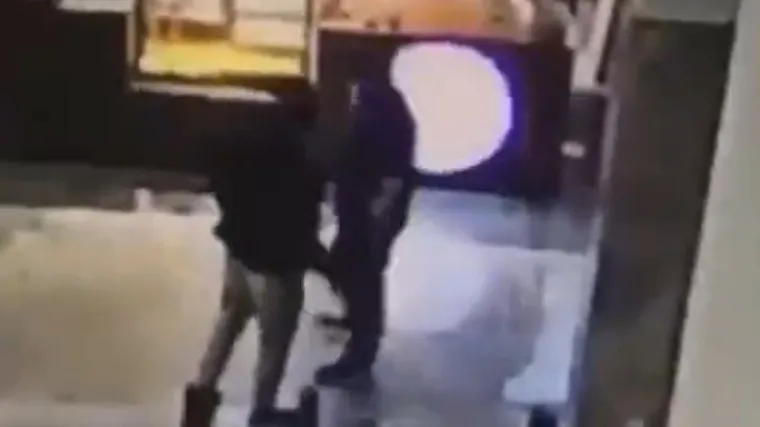 Zaljubljeni par ljubio se u ruskoj podzemnoj: Do njih je do&scaron;ao MMA borac i nastao je kaos