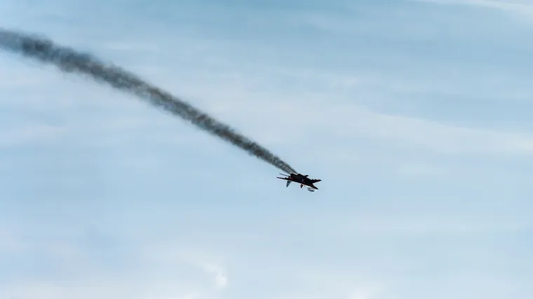 Kineski vojni avion sru&scaron;io se u stambenoj četvrti: Najmanje jedna osoba poginula, pilot se 'katapultirao'