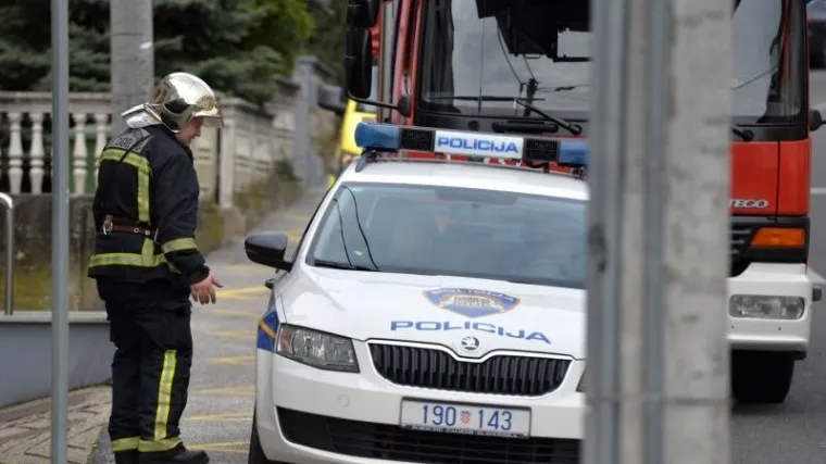Muškarac se polio benzinom i prijetio da će se zapaliti: Intervenirali policija i vatrogasci, a on - odšetao