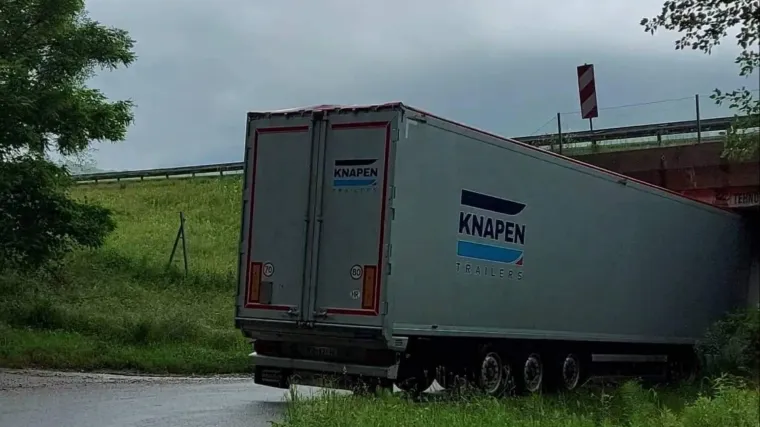 FOTO Ogroman kamion zapeo u malenom podvožnjaku: Zeznula ga navigacija?