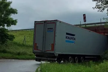 FOTO Ogroman kamion zapeo u malenom podvožnjaku: Zeznula ga navigacija?