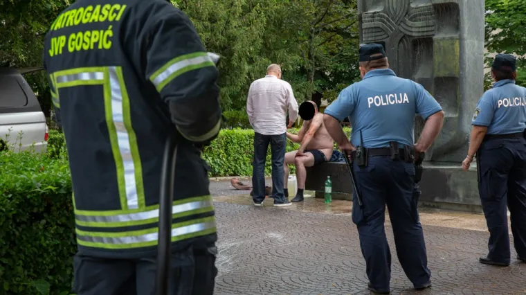 Skinuo se, polio benzinom i prijetio da će se zapaliti nedaleko od zgrade vatrogasaca, policije i suda
