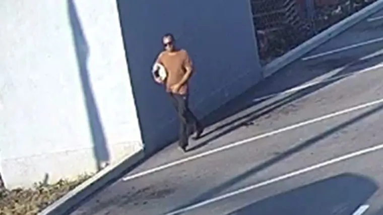 Prepoznajete li mu&scaron;karca sa slike? Prijetio je i opljačkao trgovinu