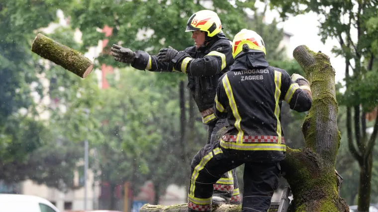 Jak vjetar u Zagrebu ru&scaron;io stabla, olujno nevrijeme poharalo istok Hrvatske
