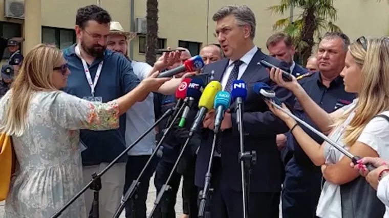 VIDEO Dok je Plenković pričao o politici, pod noge mu je došla nepozvana gošća i skrenula pažnju na sebe