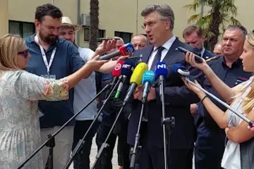 VIDEO Dok je Plenković pričao o politici, pod noge mu je došla nepozvana gošća i skrenula pažnju na sebe
