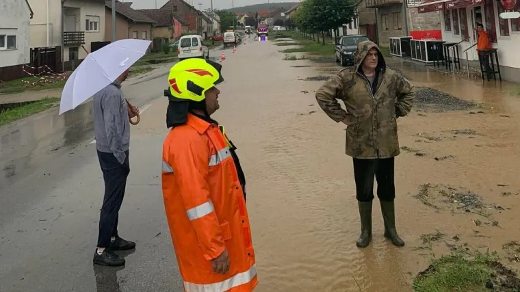 Olujno nevrijeme pogodilo istok Hrvatske, jak vjetar rušio stabla u Zagrebu