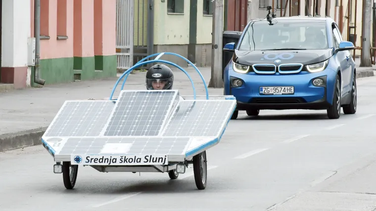 Pogledajte kakve su se solarne strojčine od auta utrkivale ulicama Siska: Učenici su sami napravili svoje automobile