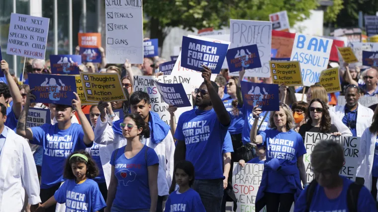 Diljem SAD-a učenici koji su preživjeli pokolj traže strože zakone za oružje: 'Sjedite prekriženih ruku'