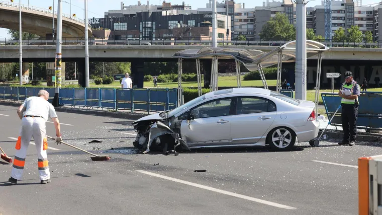 Četiri osobe ozlijeđene u naletu auta u Zagrebu: Ograda tramvajske stanice spriječila tragediju