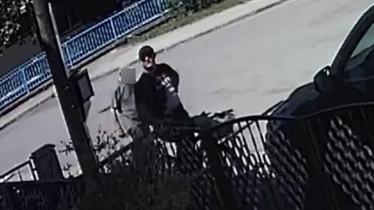 Ovog muškarca na biciklu policija traži zbog pucnjave na Prečkom