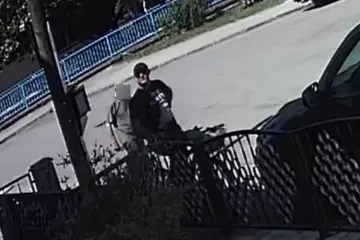 Ovog muškarca na biciklu policija traži zbog pucnjave na Prečkom