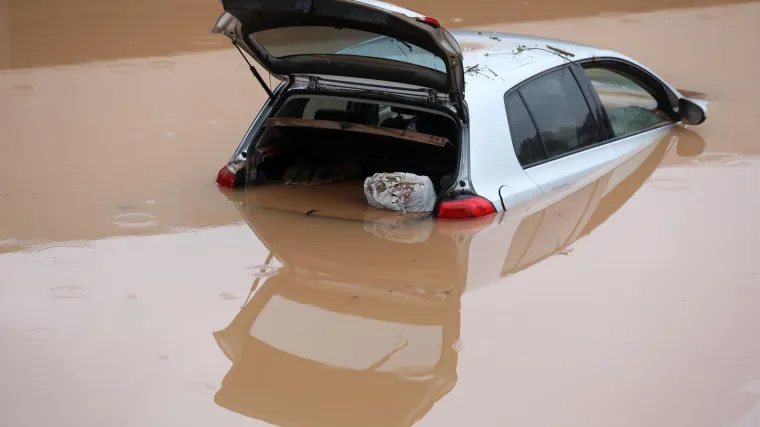 VIDEO Vi&scaron;e stotina objekata pod vodom u BiH, sredi&scaron;te grada postalo jezero. Stanovnici u panici