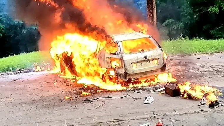 FOTO Na zagrebačkom Svetom Duhu u potpunosti izgorio Peugeot 407