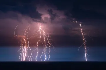 Upaljen žuti meteoalarm. Mogući pljuskovi s grmljavinom, ali i tuča. Ponegdje pojačana bura
