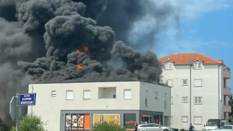 VIDEO Požar u Kaštelima: Gorjela zgrada u kojoj se nalazi trgovački lanac! Tri osobe zatražile liječničku pomoć