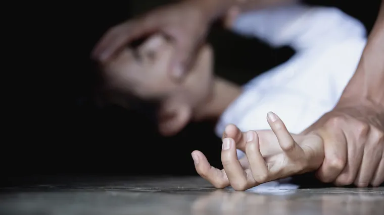 Potpuni horor! Otac (74) silovao svoju kćer (34) na plaži dok je bila pijana. Sve je otkrila snimka