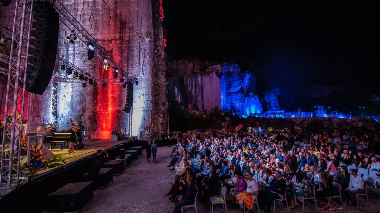 Čeka nas spektakl na najpoželjnijoj antičkoj pozornici: Sve kreće s Doris Dragović, a zavr&scaron;ava s glazbenicima iz Ukrajine