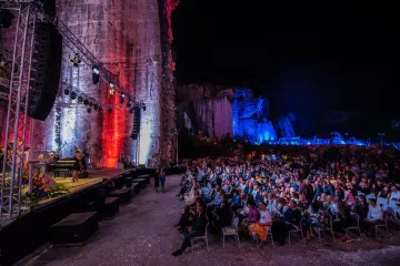 Čeka nas spektakl na najpoželjnijoj antičkoj pozornici: Sve kreće s Doris Dragović, a zavr&scaron;ava s glazbenicima iz Ukrajine