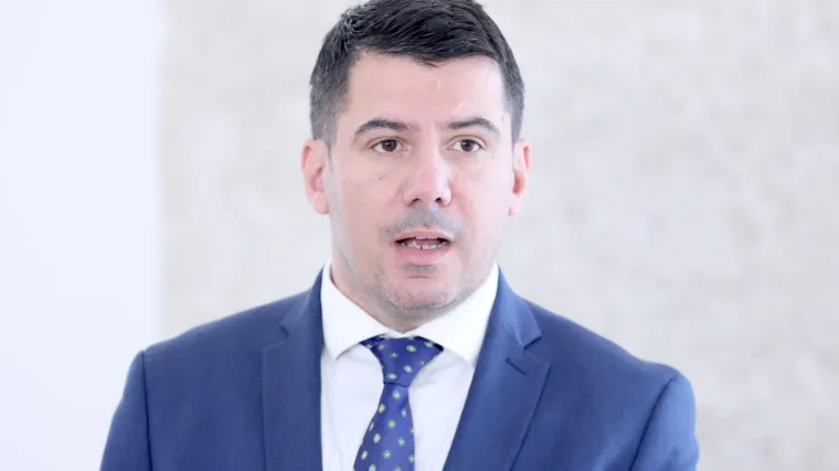 Grmoja zatražio ostavku ministra Grlića Radmana, pa bocnuo prosvjednike: 'Pozdrav mladeži HDZ-a! Kolika je dnevnica?'