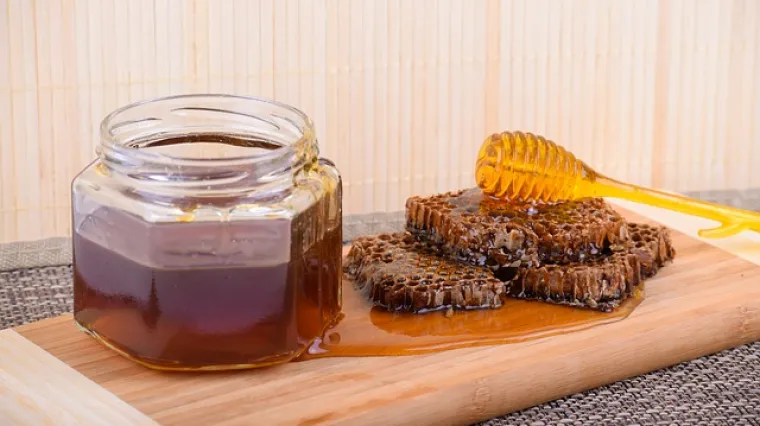 Kako jesti med u saću?