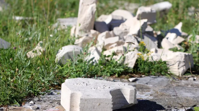 Razbijeno vi&scaron;e od 600 ploča na Partizanskom groblju u Mostaru