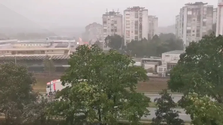 Nevrijeme na karlovačkom području: U centru grada vjetar čupao stabla, pogledajte video