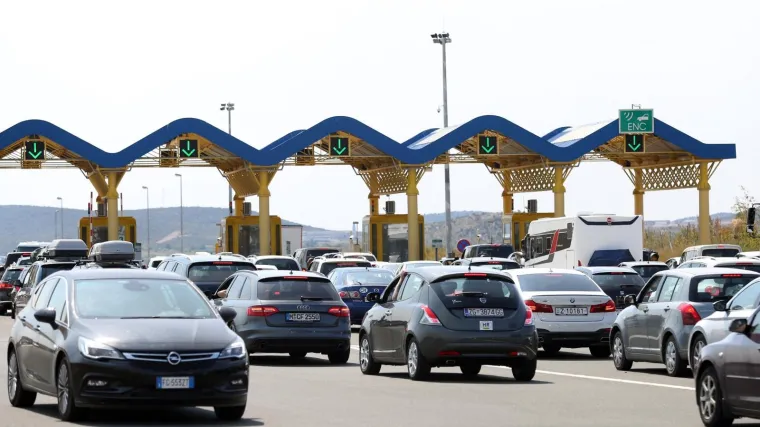 Zbog produženog vikenda gužve na autocestama, kolone i po dva kilometara