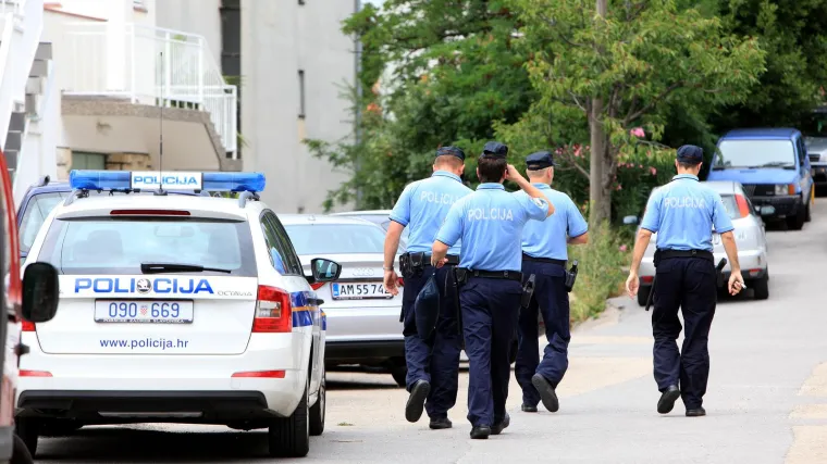 Došli kupiti štence pa mučili vlasnika: Tukli ga, tjerali da pije razne tekućine, udarali...
