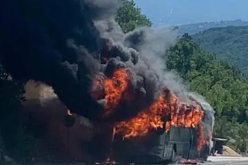 Vatra progutala autobus u kojem su se vozili školarci: 'U njemu je bilo 52 djece, dobro su'