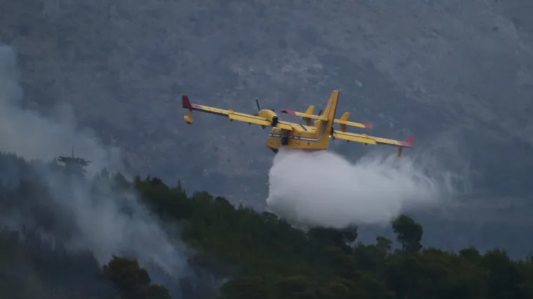Požar u Žrnovnici jo&scaron; nije lokaliziran: U ga&scaron;enju biv&scaron;e vojne baze pomažu kanader i air traktor