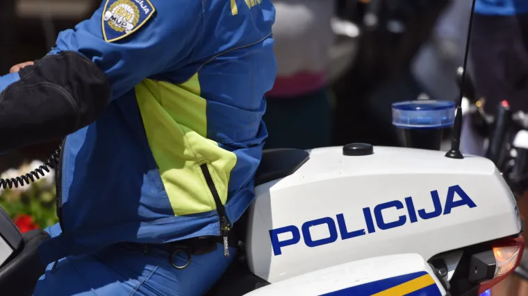 Policajac u&scaron;ao mu&scaron;karcu u dvori&scaron;te, ovaj na njega nasrnuo i izudarao ga. Određen mu jednomjesečni istražni zatvor