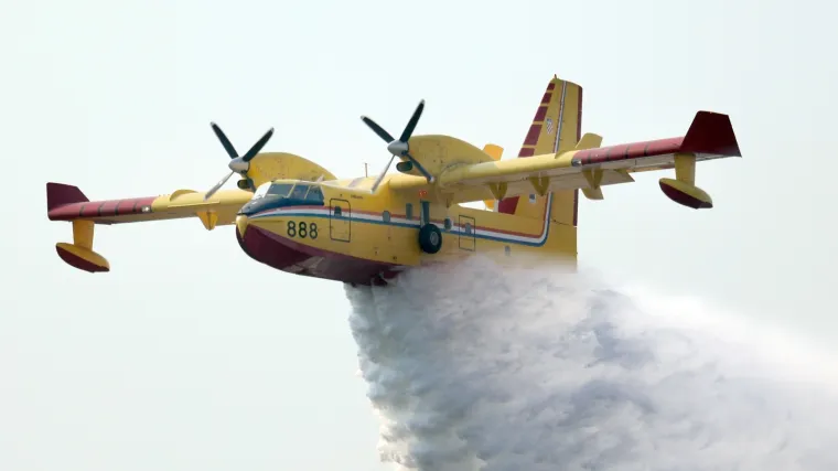 Kanader gasi požar na miniranom području u biv&scaron;oj raketnoj bazi u Žrnovnici: Tijekom jutra očekuje se sanacija