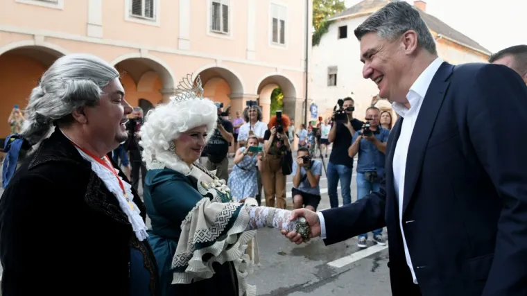 FOTO Milanović na carskoj povorci. Upoznao caricu, fotografirao se s povijesnim vojnim postrojbama