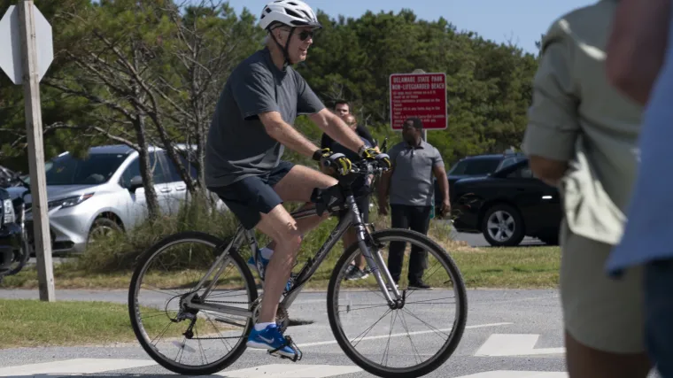 FOTO Joe Biden opet doživio nezgodu. Američki predsjednik pao s bicikla, spleo se o pedale?