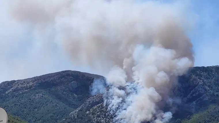 Izbio požar na Braču, vatra no&scaron;ena burom prijeti kućama, na terenu 57 vatrogasaca i kanader. Gori i na Hvaru!
