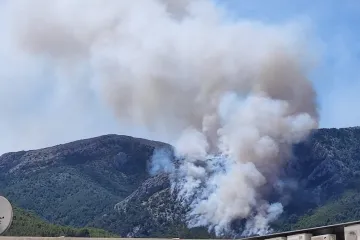 Izbio požar na Braču, vatra nošena burom prijeti kućama, na terenu 57 vatrogasaca i kanader. Gori i na Hvaru!