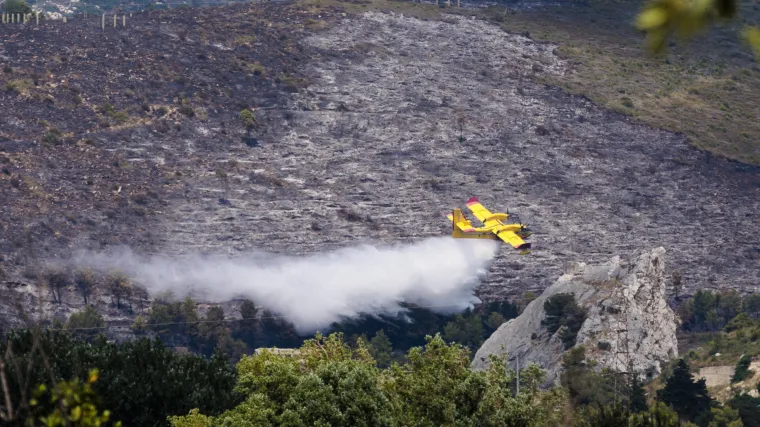 U požaru kod raketne baze kod Splita izgorjelo osam hektara &scaron;ume, ga&scaron;enje i dalje u tijeku