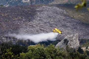 U požaru kod raketne baze kod Splita izgorjelo osam hektara šume, gašenje i dalje u tijeku