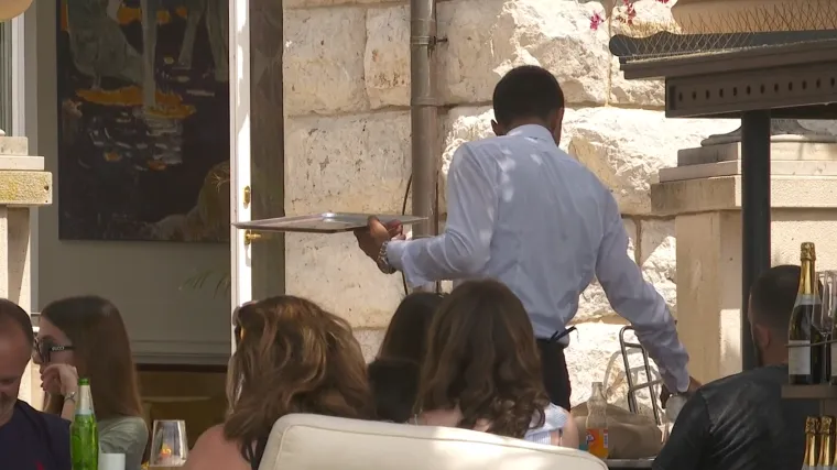 Osim turista, Hrvatska trenutno ugo&scaron;ćuje radnike iz čitavog svijeta: Ove će ih godine raditi vi&scaron;e od 100 tisuća