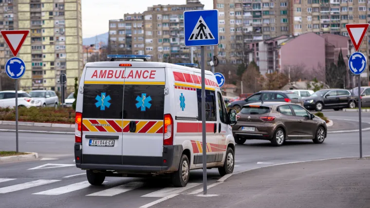 U Beogradu s balkona pao trogodi&scaron;nji dječak. U bolnici je podlegao ozljedama, majka čupala kosu od očaja