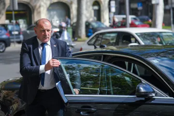 Medved morao kao i drugi čekati na granici, tražili ga i dokumente. Sada zbog toga policajac ide na stegovni sud